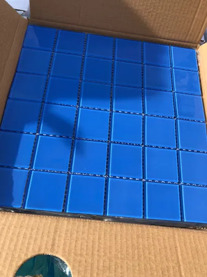 Fábrica de piscina azul faz mosaico